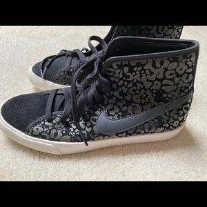 NIKE, NEW HIGH TOPS BLACK  ANIMAL PRINT SIZE 8